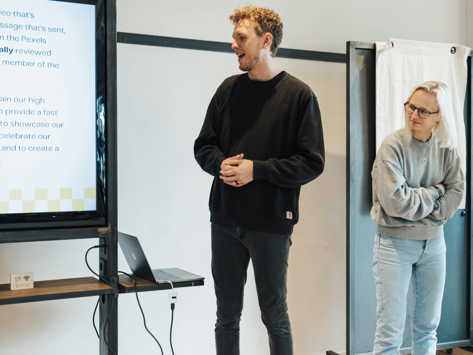 Workshopledare presenterar för kollega vid skärm